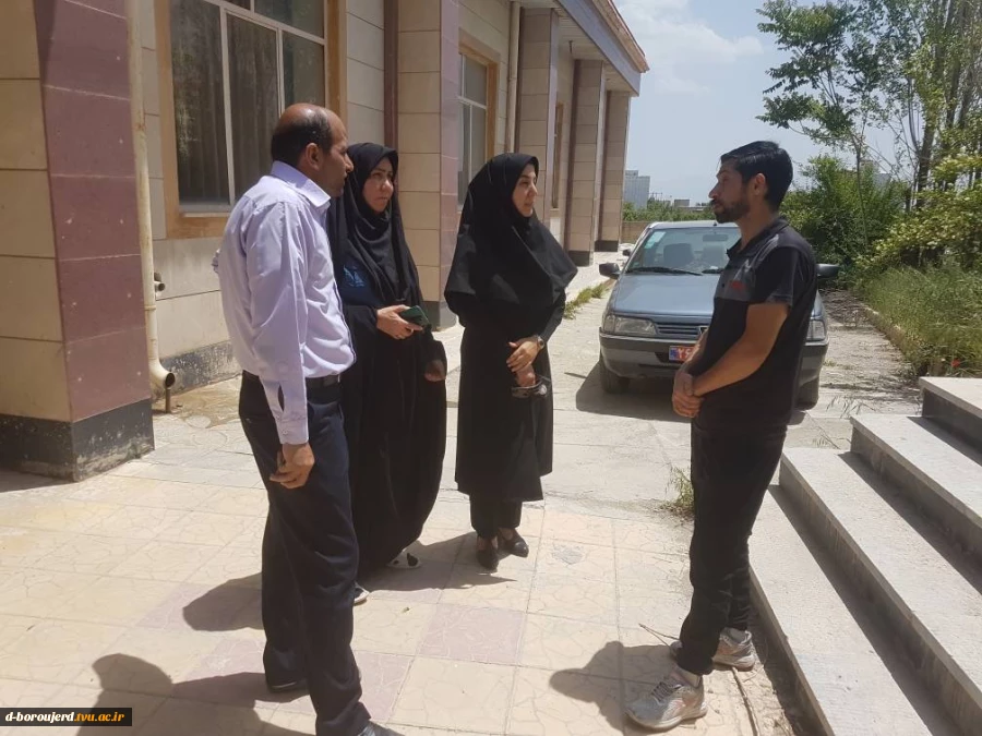 بازدید ریاست محترم آموزشکده و مسئولین حوزه دانشجویی از سلف سرویس و رایزنی در مورد مشکلات طبخ و توزیع غذا 3