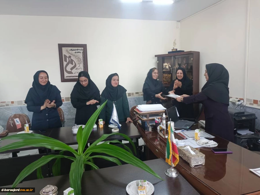 مراسم گرامیداشت روز معلم با حضور رئیس آموزشکده فنی وحرفه ای دختران بروجرد  و اساتید و کارکنان آموزشکده  برگزار شد  3