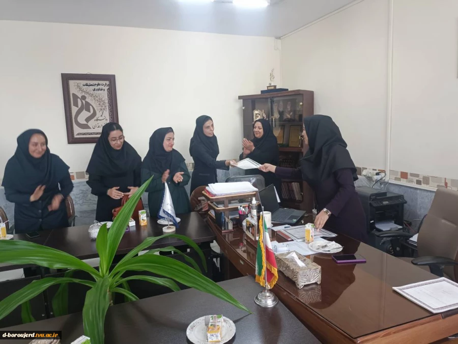 مراسم گرامیداشت روز معلم با حضور رئیس آموزشکده فنی وحرفه ای دختران بروجرد  و اساتید و کارکنان آموزشکده  برگزار شد  4
